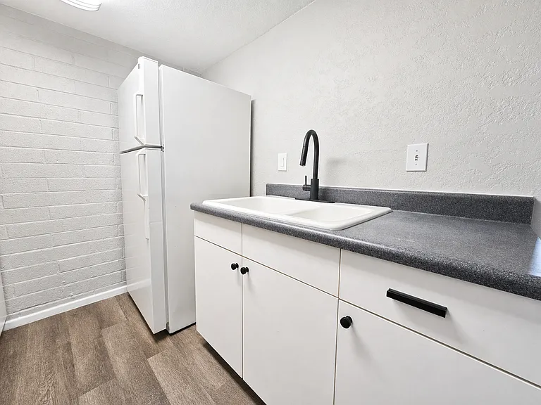 507 W 10th St #D — Photo 3