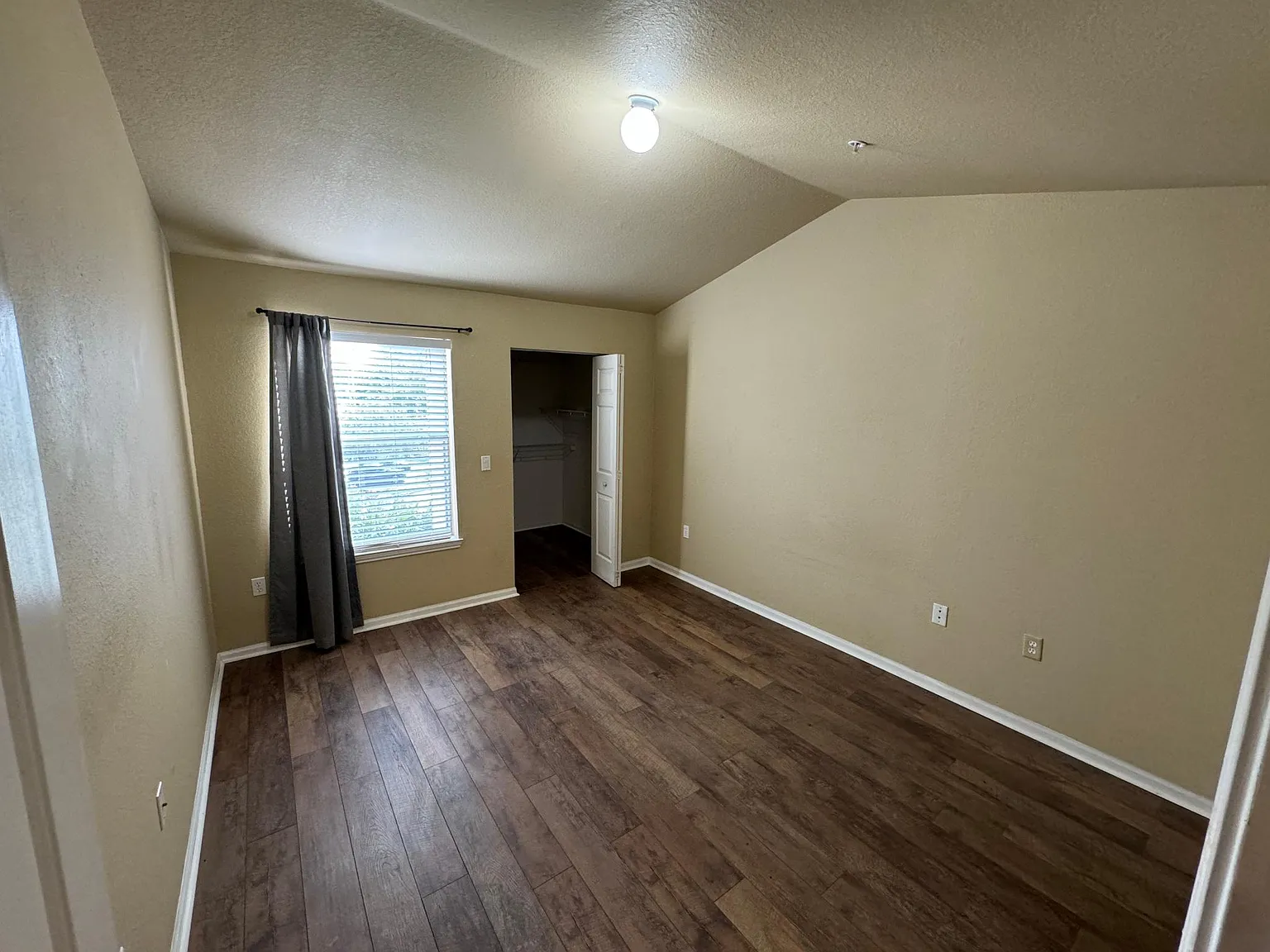 940 Village Trl — Photo 3