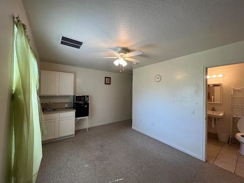 Studio, 1.0 bath, $650 — Photo 2