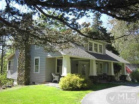 3rd image of 16 Elmendorf Pl