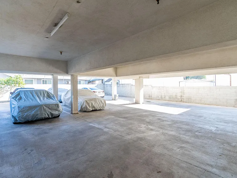 1760 N Alexandria Ave — Photo 34