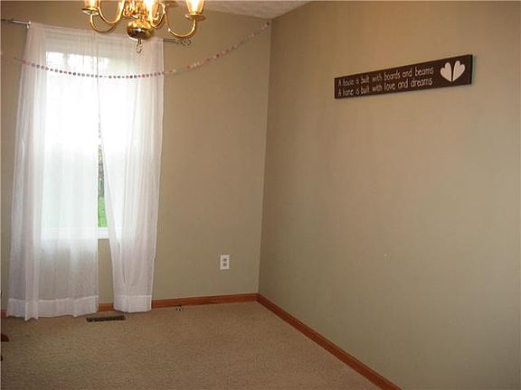 4th image of 385 Mulberry Way W