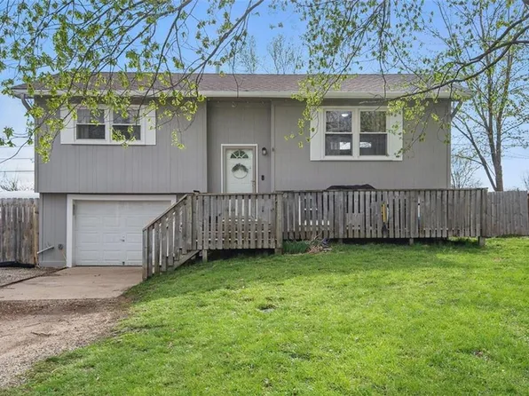 301 Maple Ter, Wellsville, KS 66092