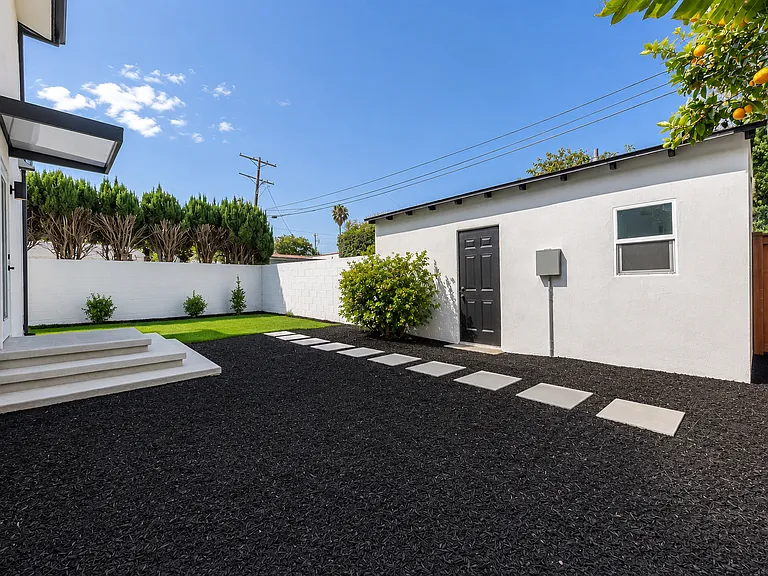 2536 Cotner Ave — Photo 8