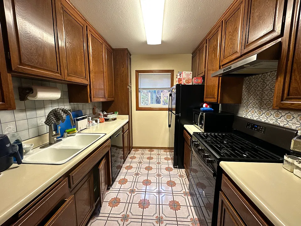 1827 Greenfield Ave #204