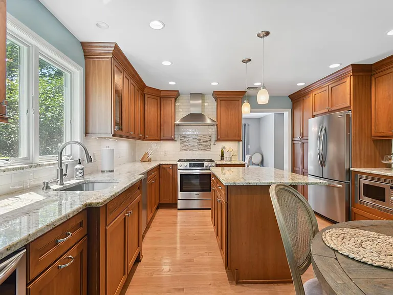 204 Deerfield Ln — Photo 5