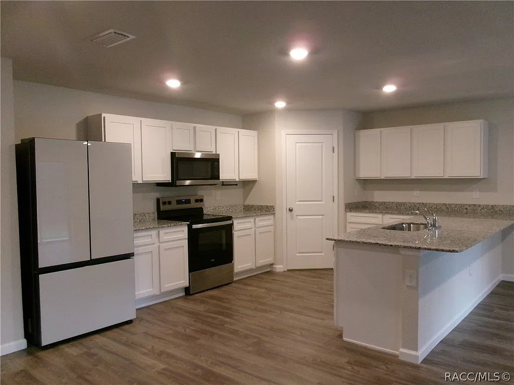4 bed, 2.0 bath, 2311 sqft, $2,100 — Photo 2