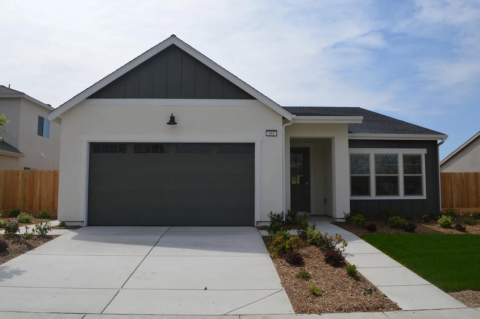 484 Noble Dr photo 1