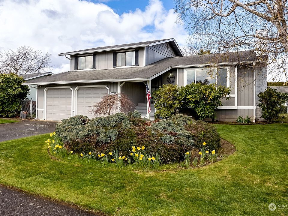 Lovely home in ultra convenient Sumner location. Minutes to freeways, and steps to downtown. >