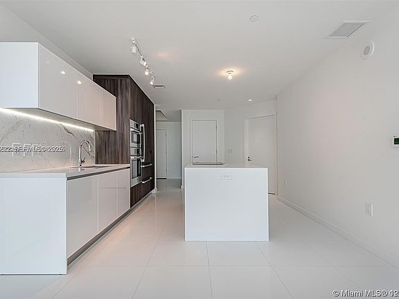 4th image of 851 NE 1st Ave Unit 1608