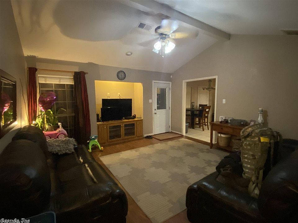 2nd image of 25 Shaded Oaks Dr