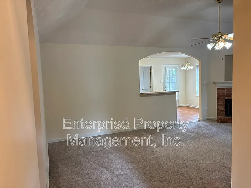 3 bed, 2.0 bath, 1381 sqft, $1,700 — Photo 2