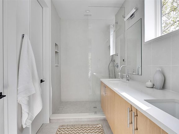 5th image of 1118 W 7th St #2B
