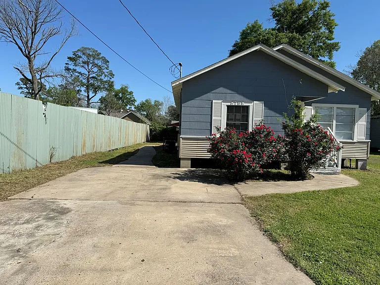 8708 Lanewood Dr — Photo 2