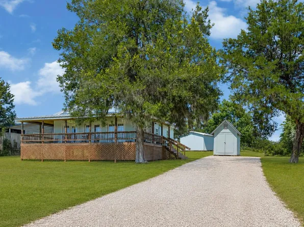 890 Paradise Dr, Coldspring, TX 77331