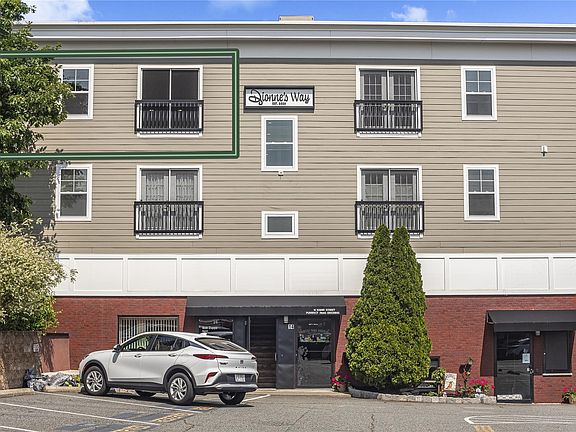 2nd image of 17 S William St Unit 302