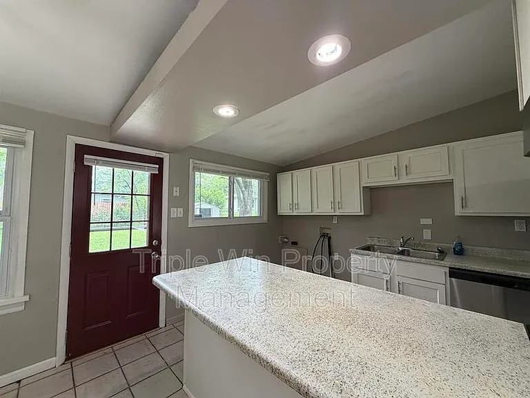 865 Robinwood Dr — Photo 9