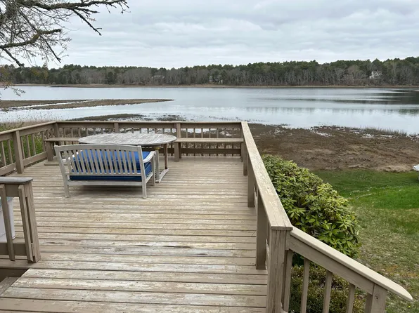 26 Arlington Rd, Wareham, MA 02571