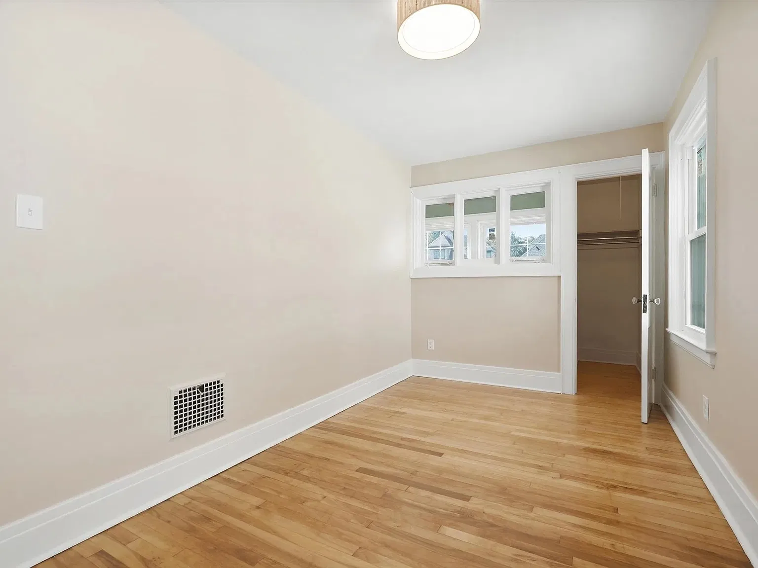 4 bed, 2.5 bath, 2437 sqft, $3,200 — Photo 4