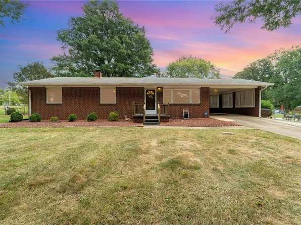 5149 Alaska Rd, Walkertown, NC 27051