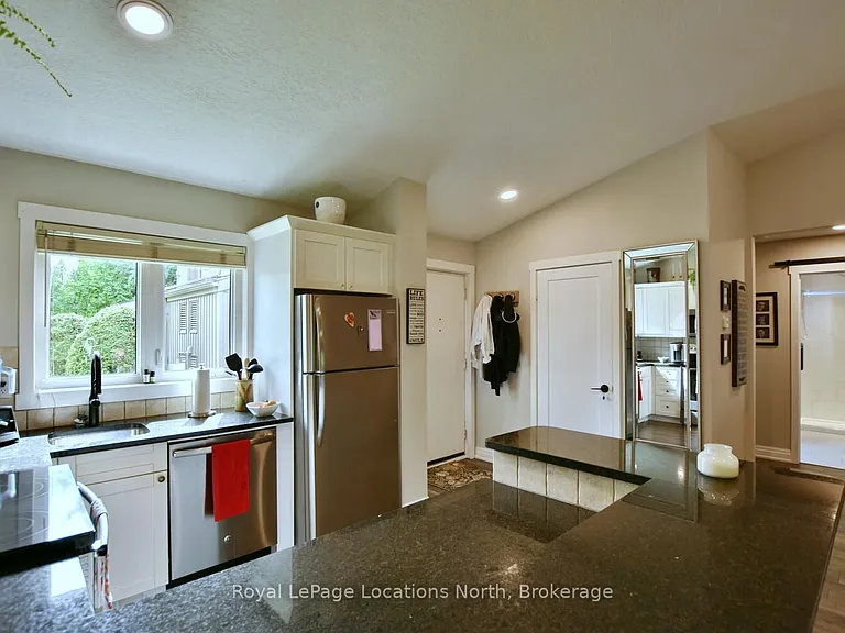 590 Oxbow Cres — Photo 16