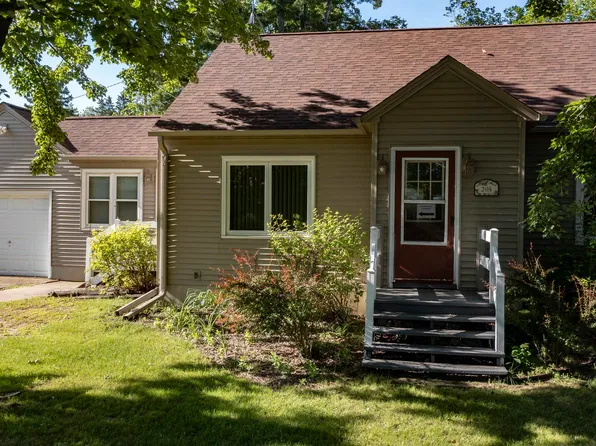 205 E Sumner St, Weyauwega, WI 54983