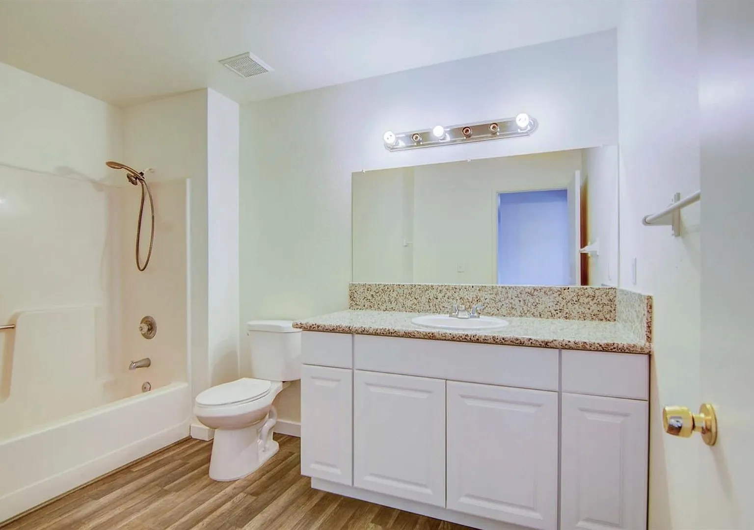 3 Bedroom 2 bathroom Duplex in Sacramento — Photo 2