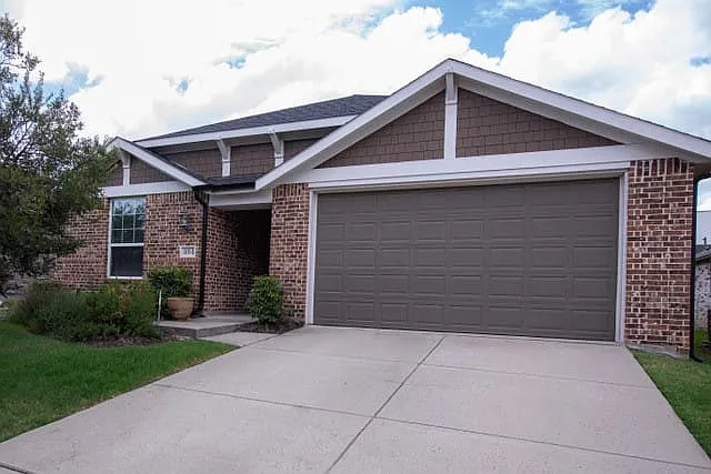 404 Barnstorm Dr — Photo 1