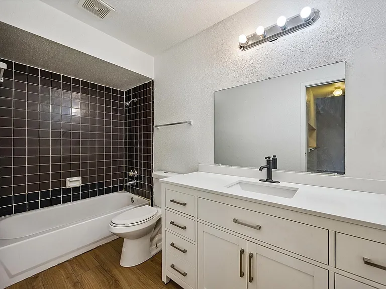 768 Memorial Mews St #4 — Photo 7
