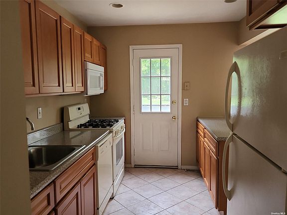 5th image of 7 Town House Dr #7