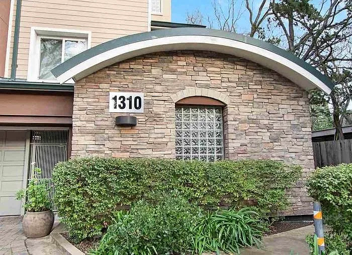 1310 Creekside Dr — Photo 2