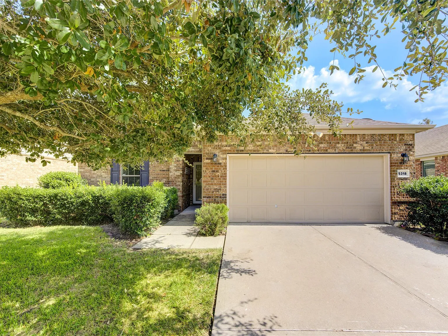 3 bed, 2.0 bath, 1987 sqft, $2,195 — Photo 4