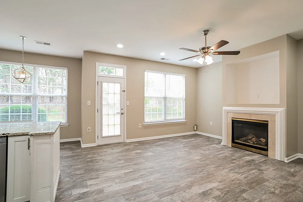 3 bed, 2.0 bath, 1971 sqft, $2,395 — Photo 4