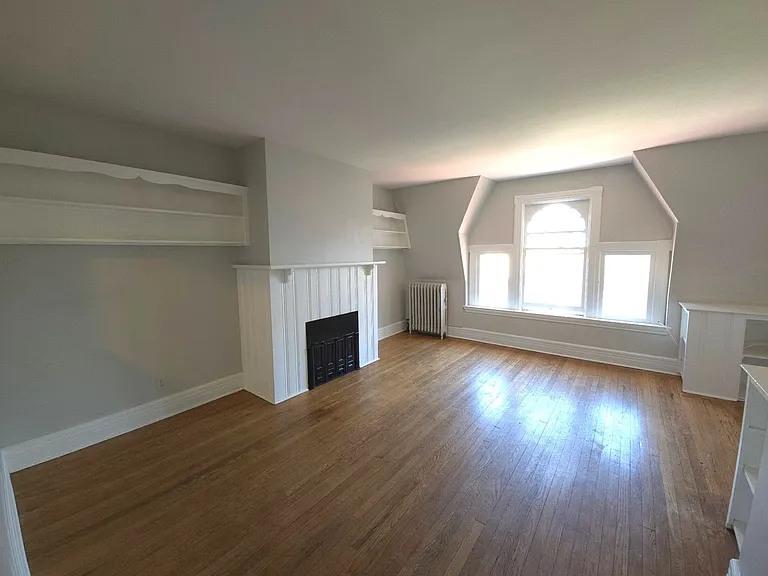 21 N Ferry St — Photo 17