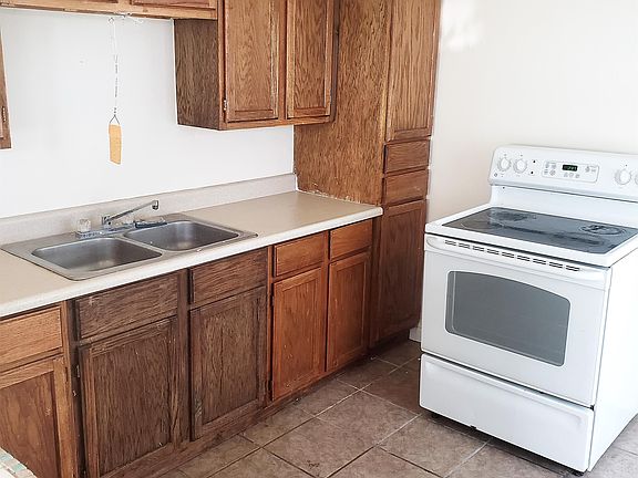3rd image of 498 Evans St
