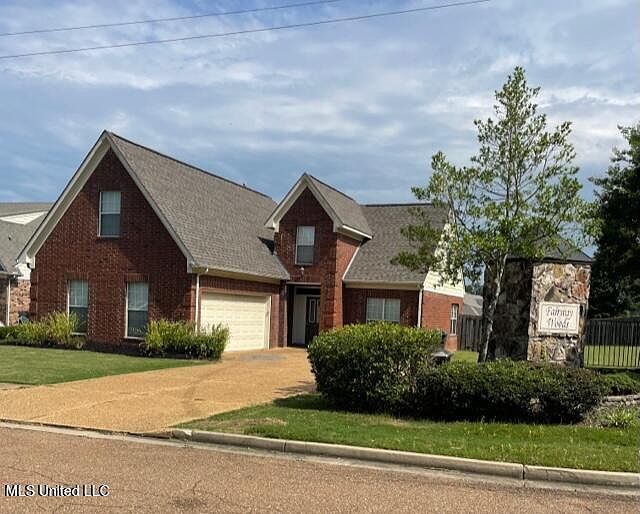1st image of 980 Clubhouse Dr