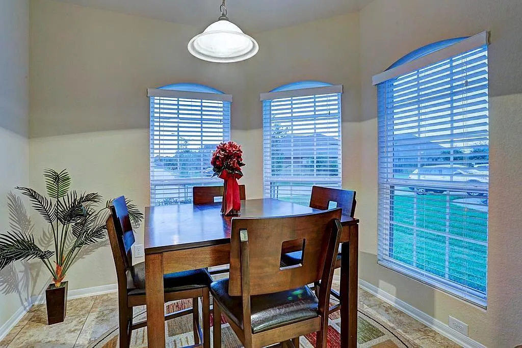 4 bed, 2.5 bath, 2471 sqft, $2,400 — Photo 3