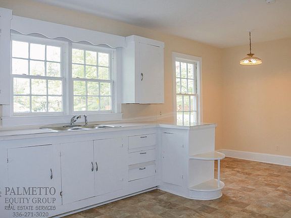 Kitchen with Eat In Dining