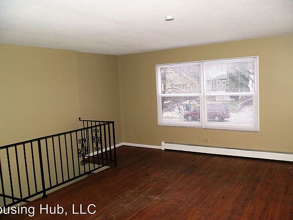 3rd image of 608 Hyacinth Ave E