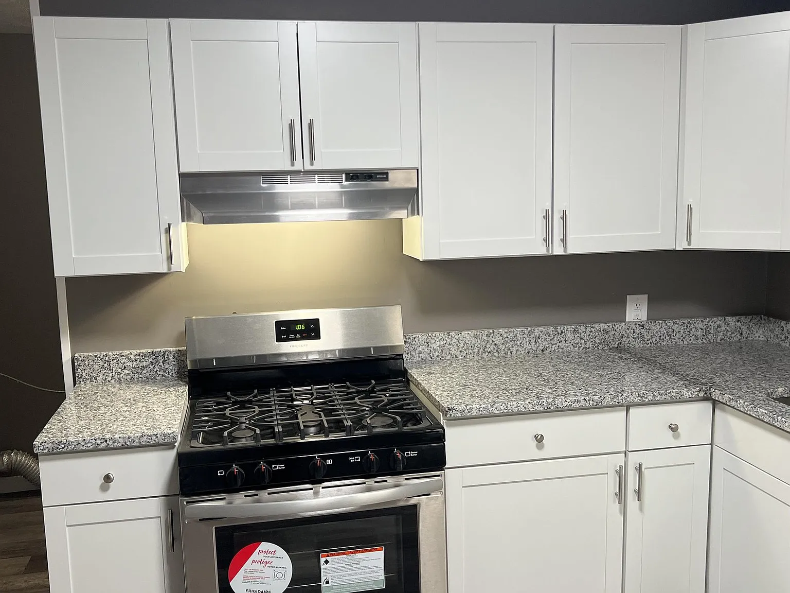 3 bed, 1.0 bath, 864 sqft, $1,047 — Photo 2