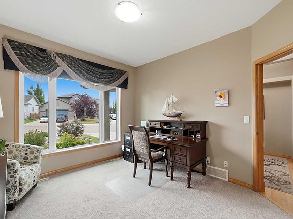 4th image of 111 NE Adams Clos