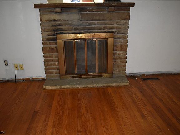 5th image of 925 Wiley St