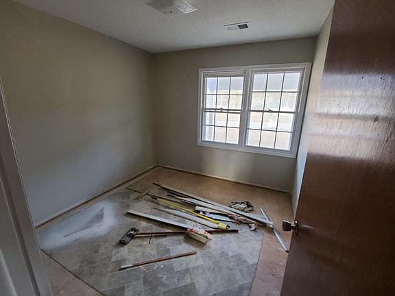 4th image of 983 Crestline Dr