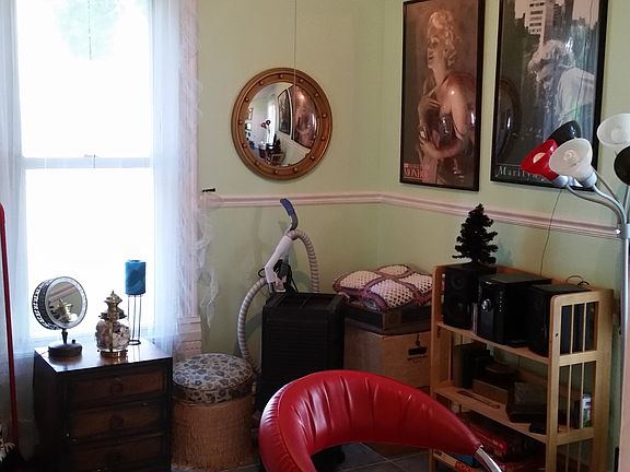 5th image of 208 E Main St