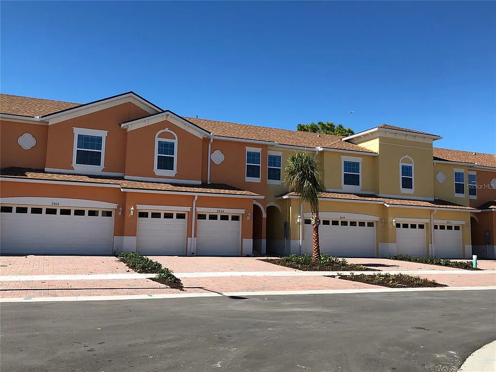 5 bed, 3.5 bath, 1451 sqft, $2,785 — Photo 2