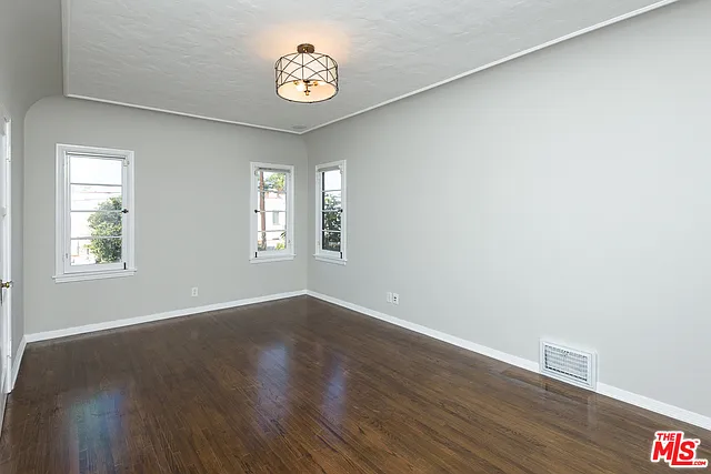 1179 S Hayworth Ave — Photo 16