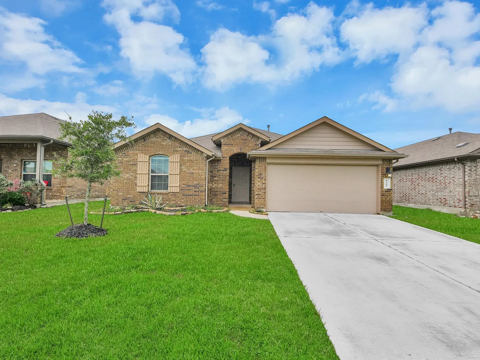 4 bed, 2.0 bath, 2098 sqft, $2,350 — Photo 1