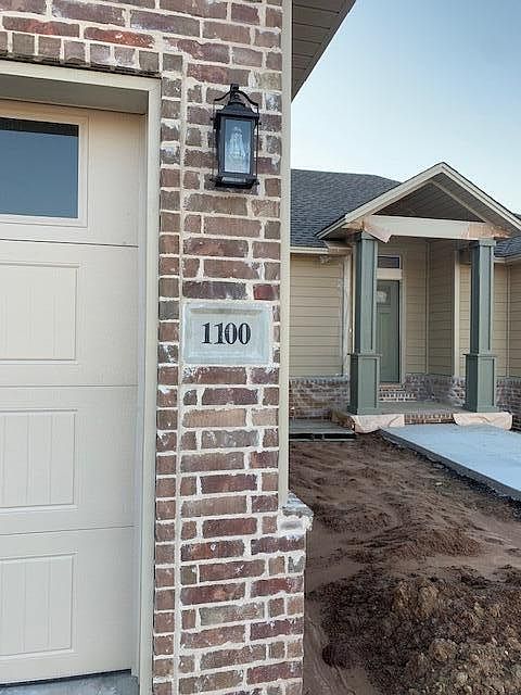 2nd image of 1100 Lindsey Ln