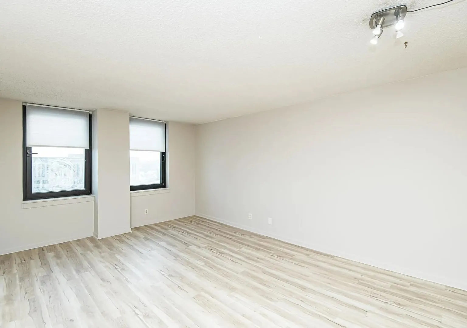 Condo for Rent — Photo 2