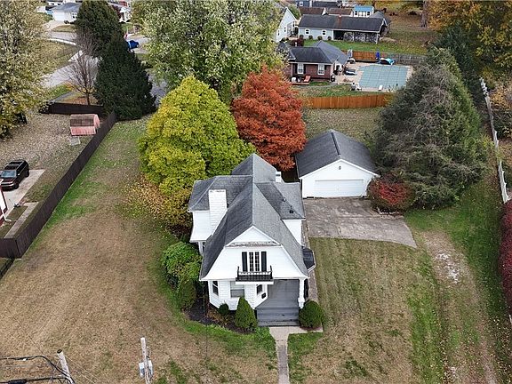2nd image of 905 W 4th St